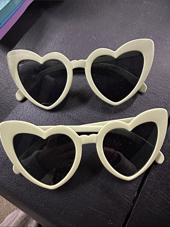 Source Unknown Accessories - Heart-Shaped Sunglasses in Pale Green with Black Lenses set of 2